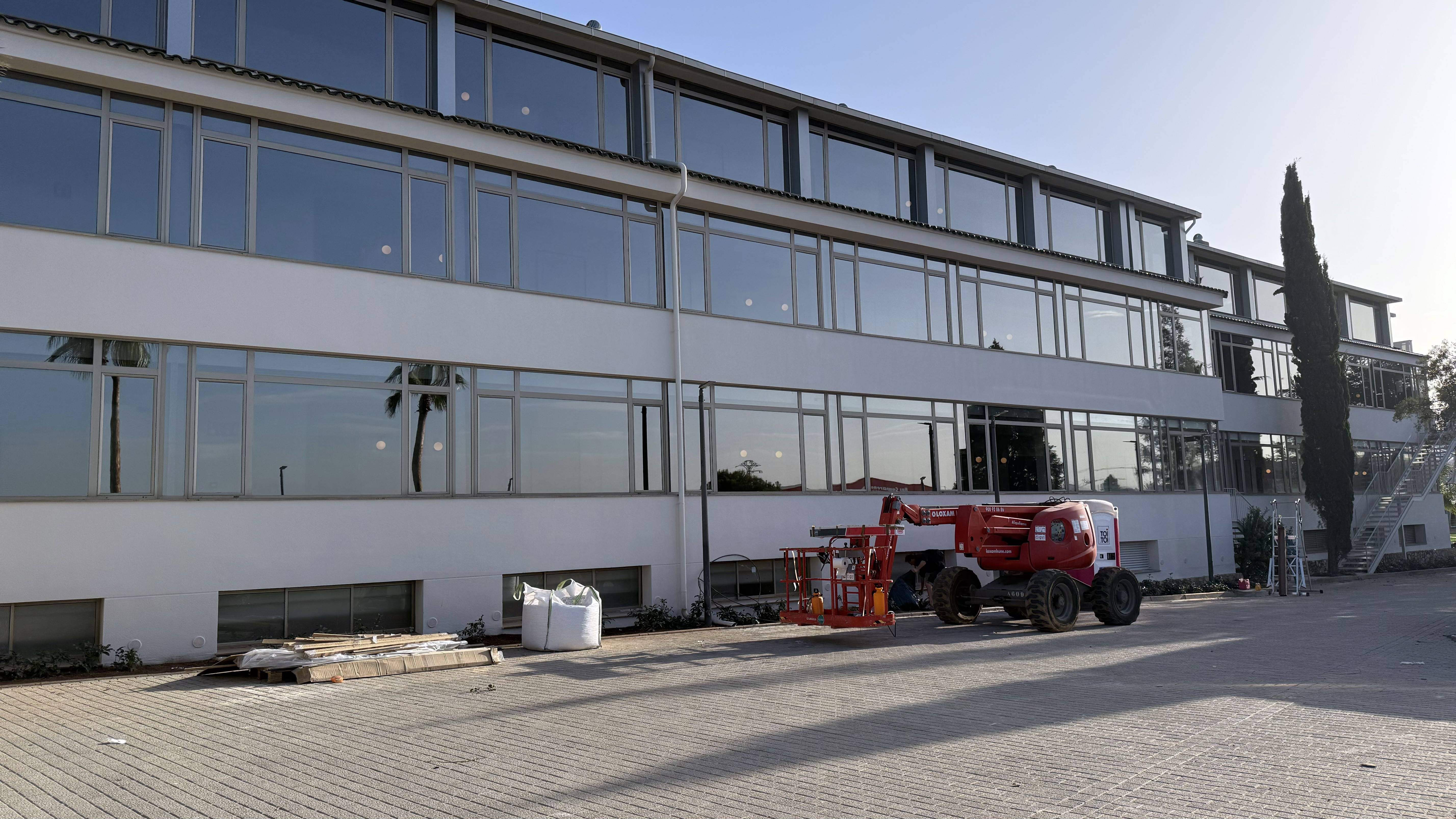 Renovación y Eficiencia Energética: Instalación de Láminas LLumar NHE 35 LU ER HPR en un Hotel 