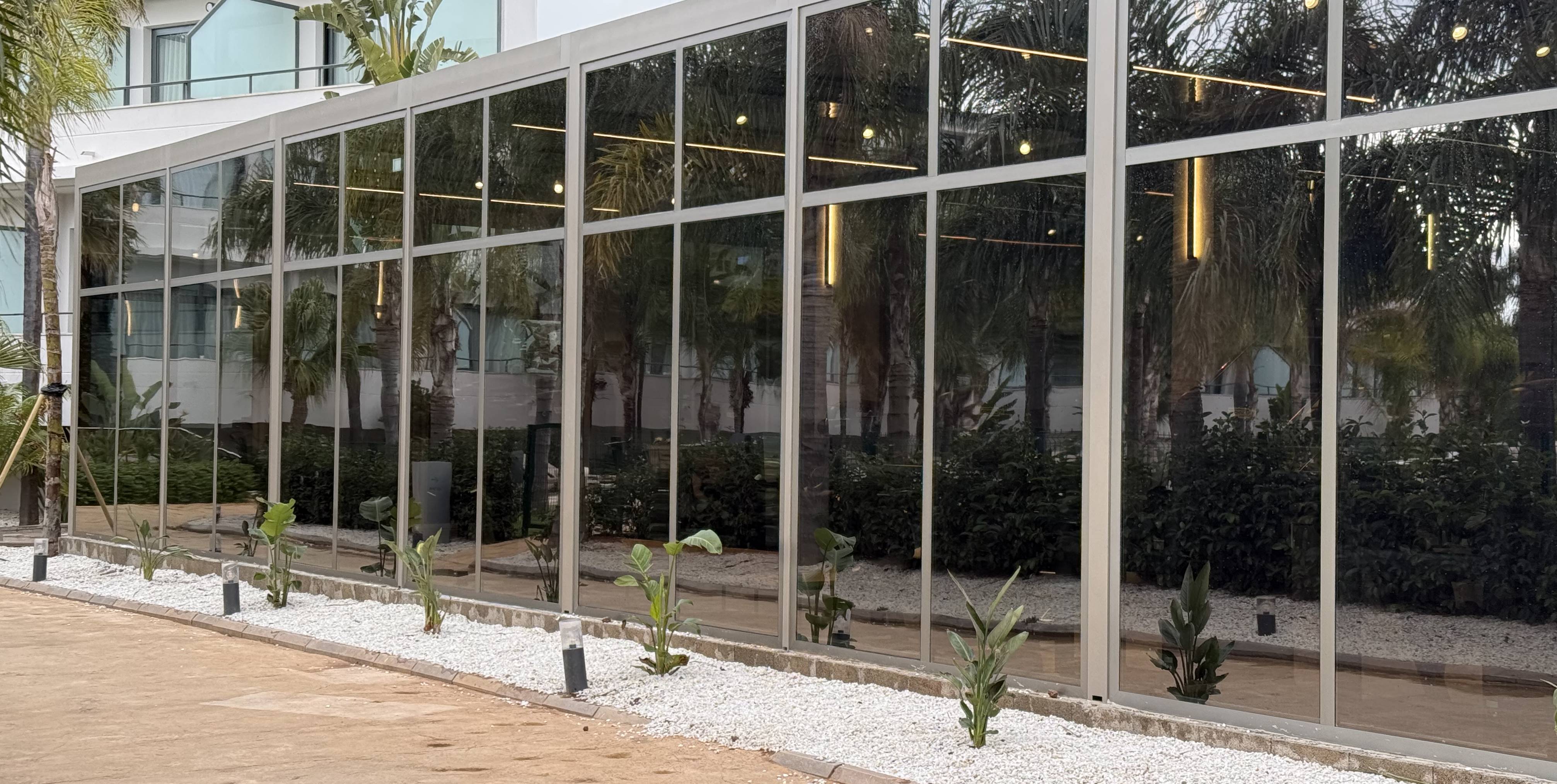 Instalación de Láminas Solares LLumar NHE35 en un Gimnasio de Bétera (Valencia): Elegancia, Confort y Ahorro Energético